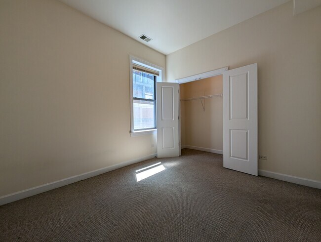 Building Photo - 4715 N Sheridan Rd