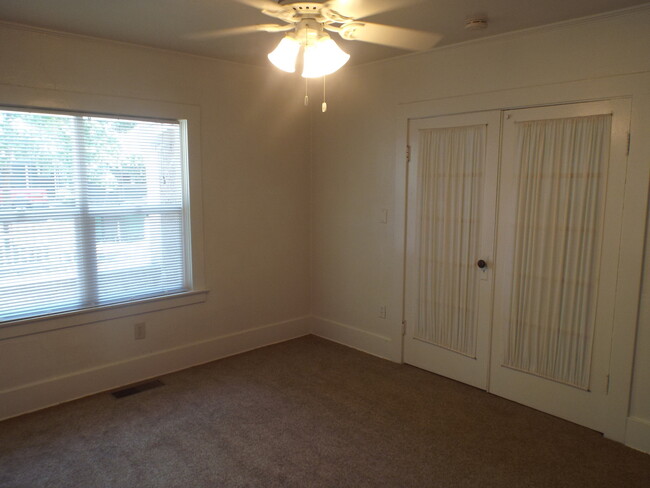 Building Photo - Cozy and Spacious 2-Bedroom House in the A...