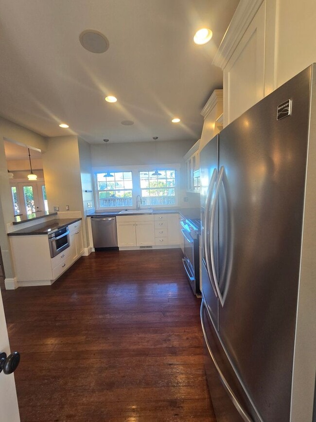 Building Photo - Spacious 5 Bedroom Home in Burlington - Available for Rent