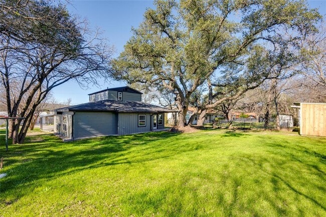 Building Photo - 809 N West St