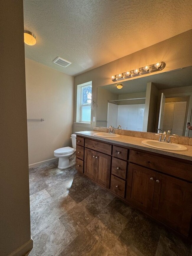 Building Photo - Pet Friendly Charming Remodeled 2 Bedroom ...