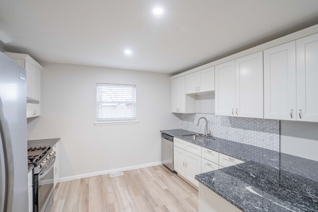 Building Photo - Beautifully Redone 3 Bedroom House! Availa...