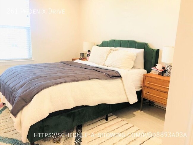 Building Photo - 261 Phoenix Dr