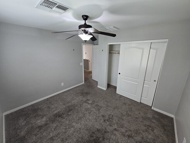Building Photo - 950 S Wallrade Ln