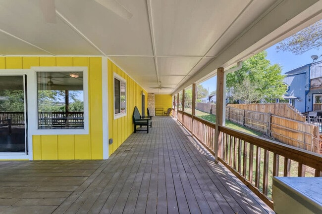 Building Photo - 2388 Lakeshore Dr