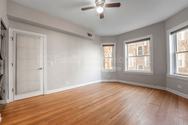 Building Photo - 869 W Cornelia Ave