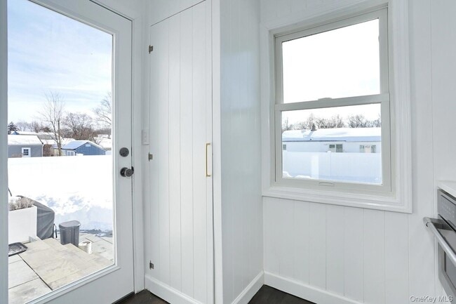 Building Photo - 42 E Main St