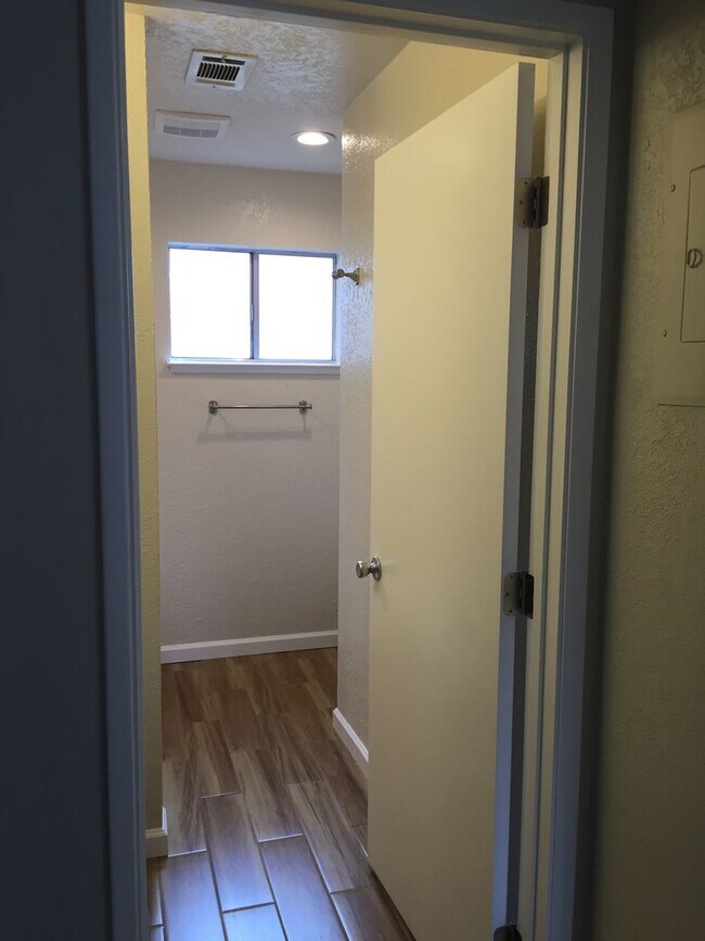 Building Photo - 407/409E. Alexander