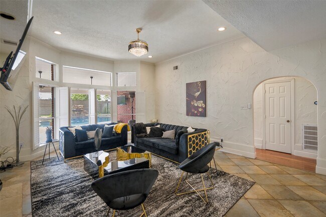 Building Photo - 14311 Islandwoods Dr