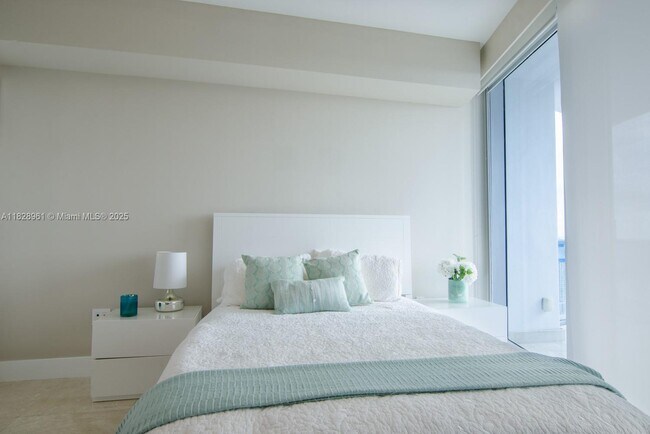Building Photo - 17001 Collins Ave