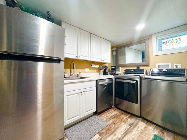 Building Photo - Modern Comfort Meets Convenience – Fully F...