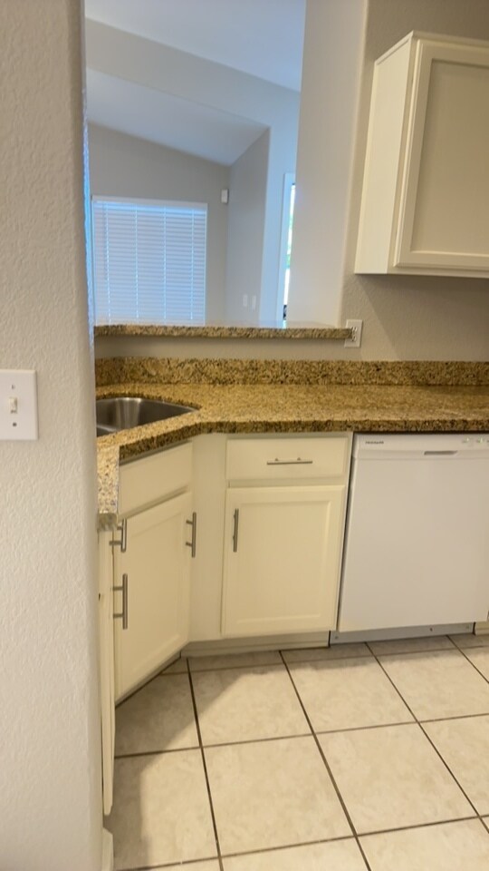 Building Photo - $2,000 For Rent A Lovely 3 Bed 2 Bath 1.673 Sq. Ft. Condo, all One Level Home in Chandler 85225!
