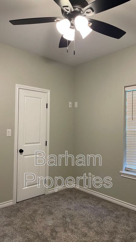 Building Photo - 307 Mackechney St