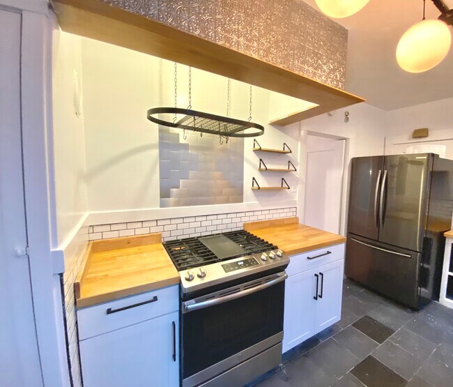 Gas Range Stove w/Oven - 747 Head St