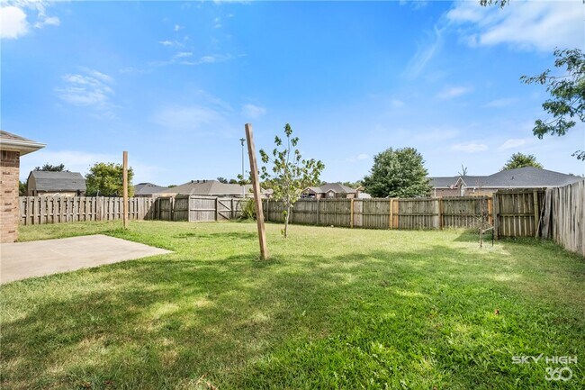 Building Photo - 1002 Applewood Cir