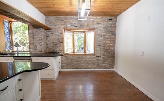 Building Photo - 3050 Alton Rd