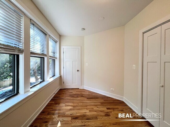Building Photo - 2 bedroom in CHICAGO IL 60613