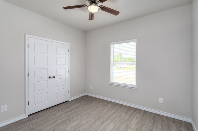 Building Photo - Elegant Home in Seguin!