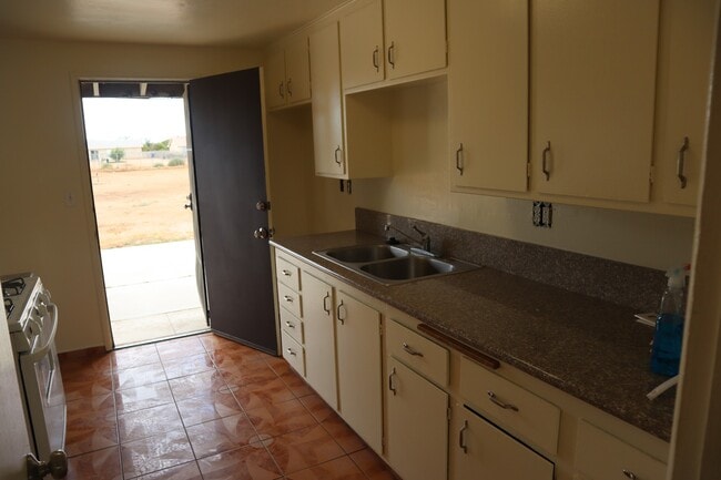 Building Photo - Apple Valley, 3 Bedroom, 2 Bathrooms, 1/2 acre property, Fully fenced