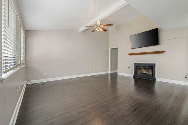 Building Photo - Precious 2/1 Townhome w/ Yard & Garage Available Now!