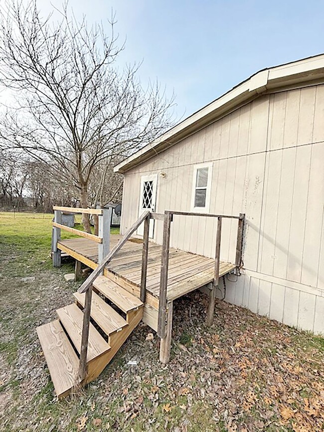 Building Photo - Nice 4 Bedroom 2 Bath Home w Office and Fi...