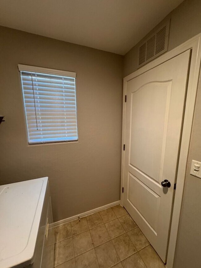 Building Photo - 3 Bedroom Home in a Gated Community! North...