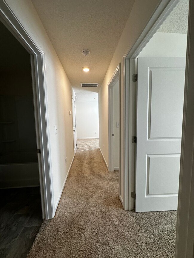 Building Photo - E. Morristown - 3 bed/2.5 bath home with g...