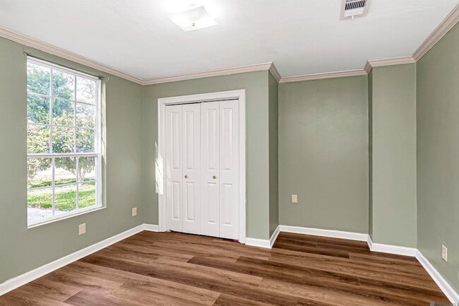 Building Photo - 550 S River Rd