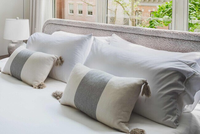 Building Photo - 323 E 51st St