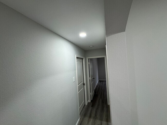 Building Photo - Beautiful Spacious 4 Bedroom Home