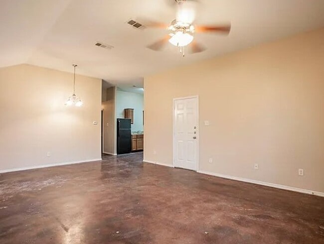 Building Photo - AVAILABLE NOW!