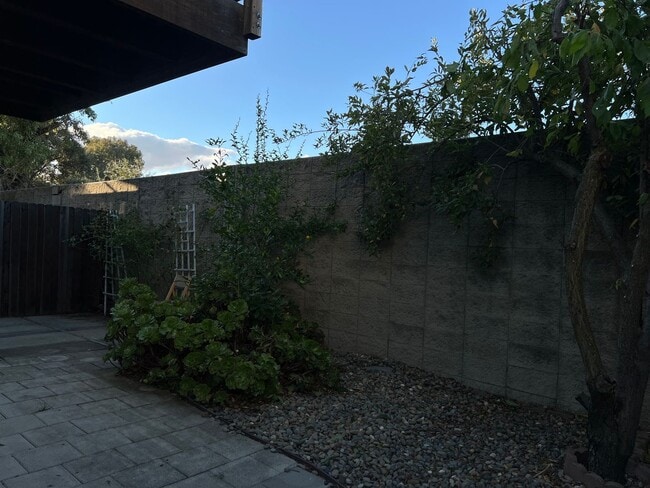 Building Photo - New Price $2,100.00 South Davis Townhome On Veranda Terrace,  3+1.5, Garage, Small backyard, Frui...