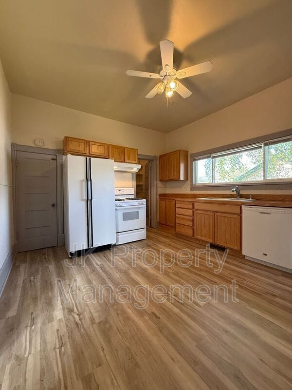 Building Photo - 613 8th Ave S