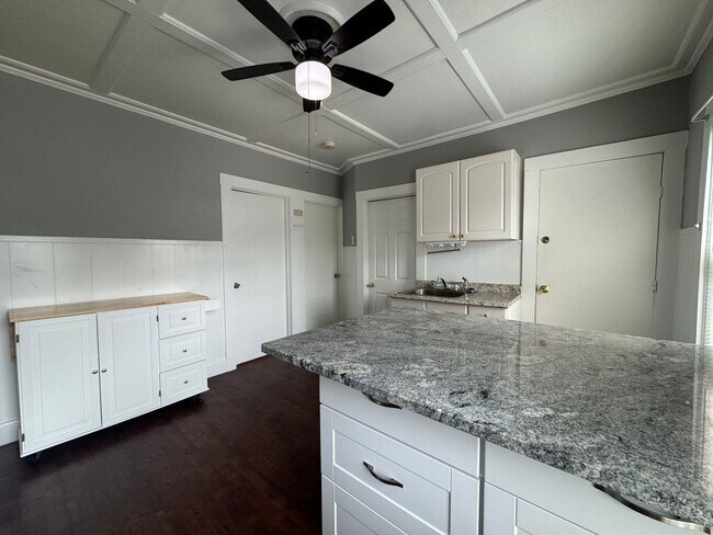 Building Photo - Updated Haverhill 2 Bedroom W/Yard | Available  9/1