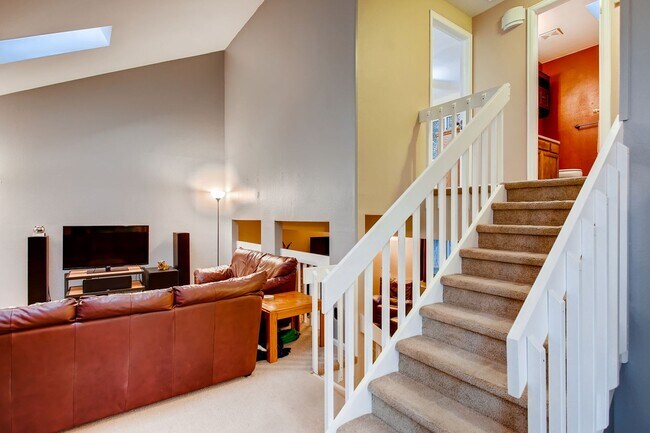 Building Photo - 3 bed, 2 bath Multi-Level Home on Cul-De-Sac