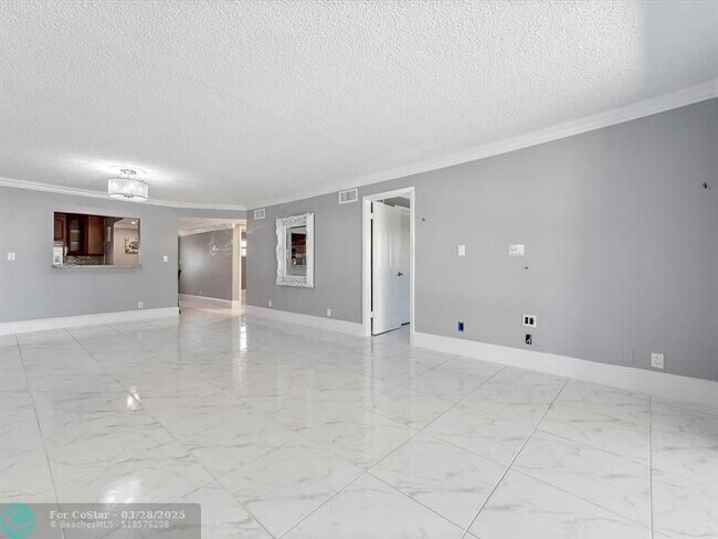 Building Photo - 371 S Hollybrook Dr