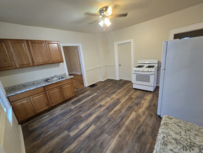 Building Photo - 804 E Division St