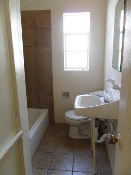 Building Photo - 1727 E 9th St