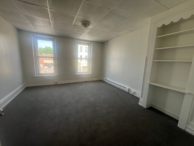Building Photo - 640 W Market St