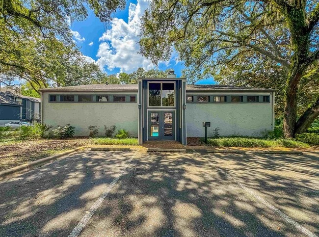Building Photo - 2949 N Shamrock St