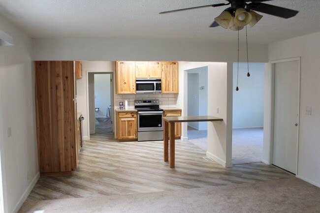 Building Photo - 3 Bedroom, 2 Bathroom Home in Chico with L...