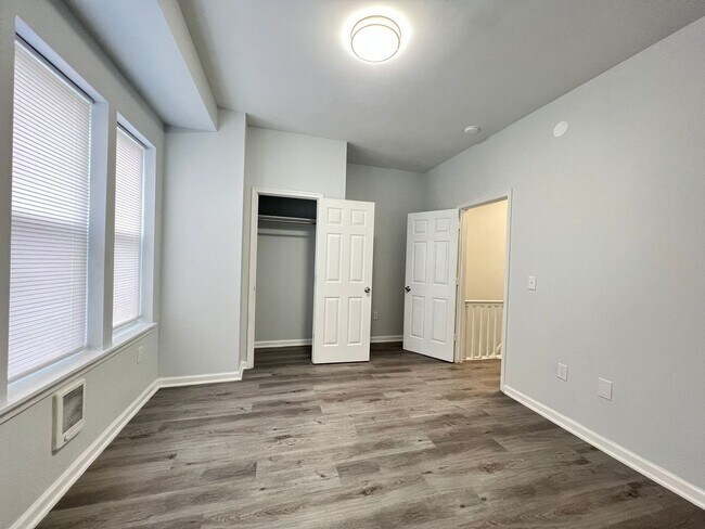 Building Photo - Remodeled Large 3bd/1 House with Rear yard!! Section 8 Welcome!!