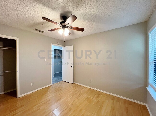 Building Photo - 104 Woodie Way