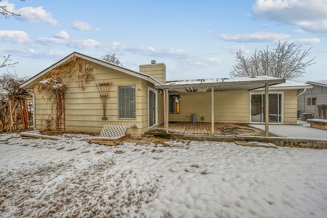 Building Photo - 3-bedroom 2-bathroom home with fenced back...