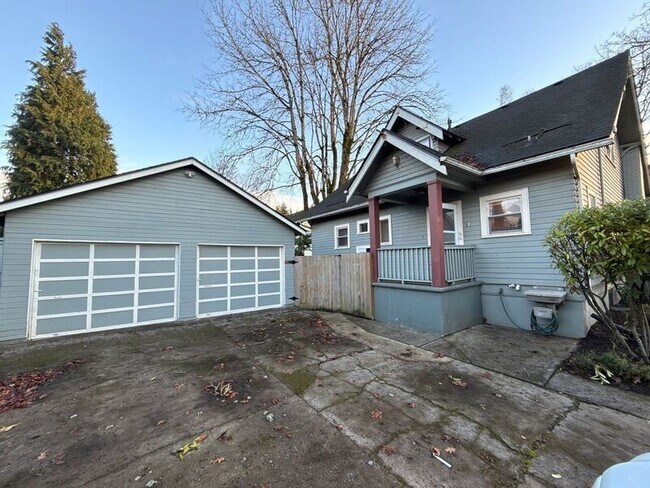 Building Photo - 1615 D St NE