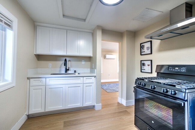 Building Photo - Rare Opportunity to Rent Main House and Detached ADU in Sacramento!