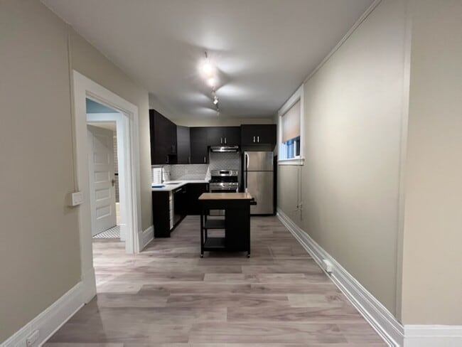 Building Photo - Spacious First Hill condo in the historic ...
