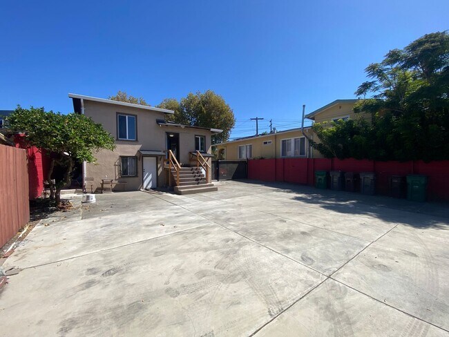 Building Photo - Single Family Home with Front Yard, Back Y...