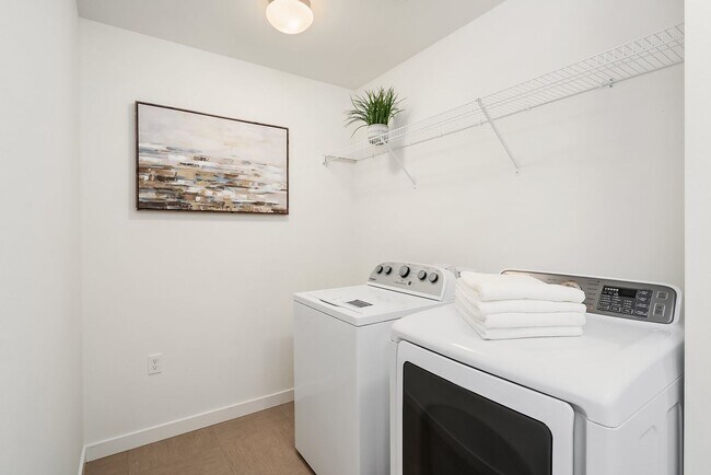 Building Photo - Fantastic Bellevue Townhouse with View...