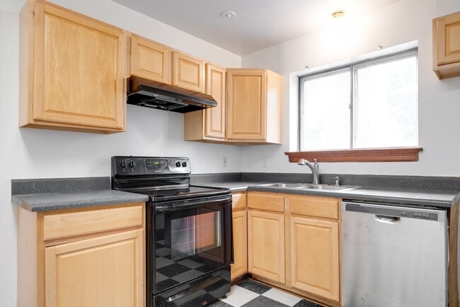 Building Photo - 3 Bedroom & 1.5 Bathroom with Huge Fenced ...